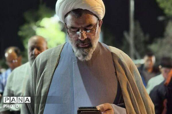 شکوه اقتدار؛ اقامه نماز استغاثه در راهپیمایی شبانه فاز۲ اندیشه 