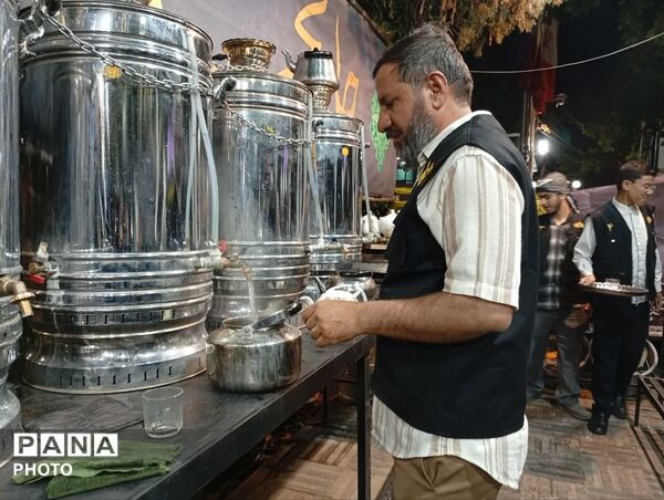 موکب های پذیرایی در حاشیه اجتماعات مردمی در شهرستان کاشمر 