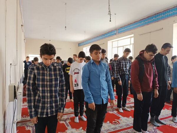 برپایی نماز جماعت ظهر و عصر در آموزشگاه شهید رجایی یک بجنورد