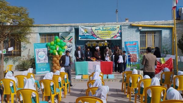 نواختن زنگ هفته کتاب و کتابخوانی در مدرسه شهید نجفیان