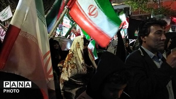 حضور وطن دوستان  نیشابوری زیر باران رحمت در سی و هشتمین شب از اجتماعات مردمی 