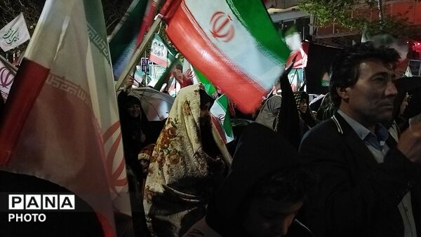 حضور وطن دوستان  نیشابوری زیر باران رحمت در سی و هشتمین شب از اجتماعات مردمی 