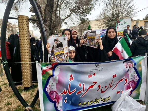 حضور پرشور دانش آموزان و مردم بروجرد در راهپیمایی ۲۲ بهمن 