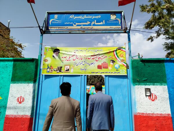 دیدار معاون پرورشی آموزش و پرورش کاشمر با کادر دبیرستان امام حسین (ع)