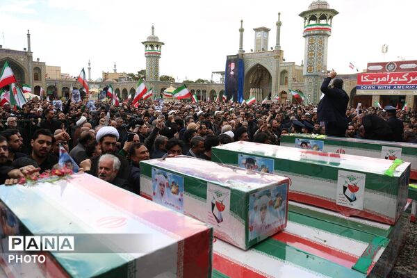 آیین تشییع 12 شهید حملات هوایی در قم