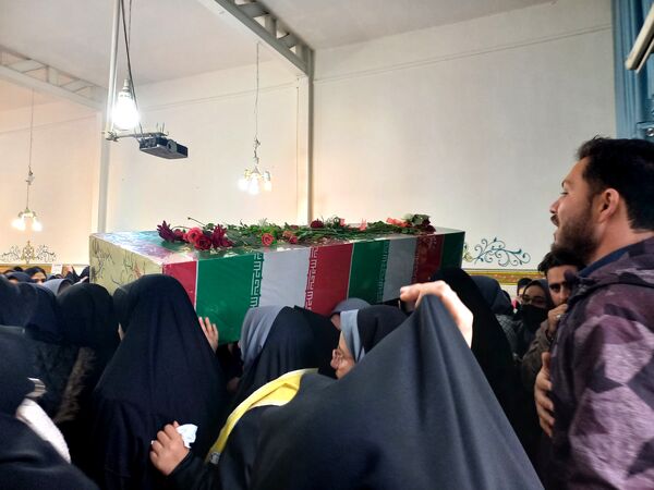 استقبال گرم دانش آموزان از پیکر شهید گمنام در دبیرستان امجدی یک ناحیه ۵ 