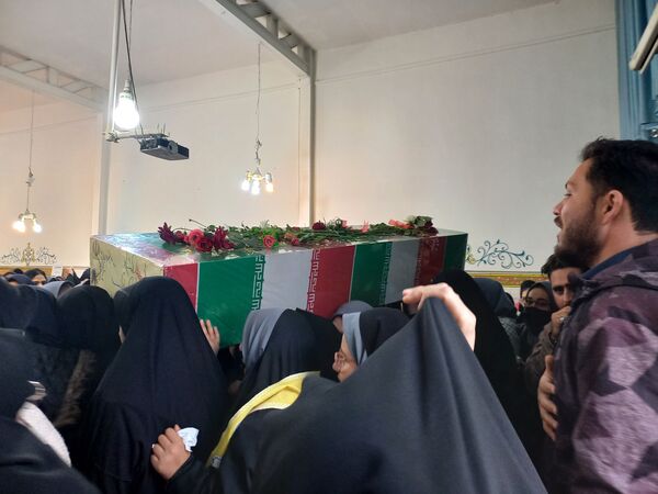 استقبال گرم دانش آموزان از پیکر شهید گمنام در دبیرستان امجدی یک ناحیه ۵ 