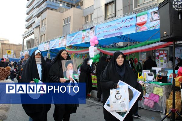 تجلی حضورفرهنگیان و دانش‌آموزان منطقه ۱۰ در جشن انقلاب