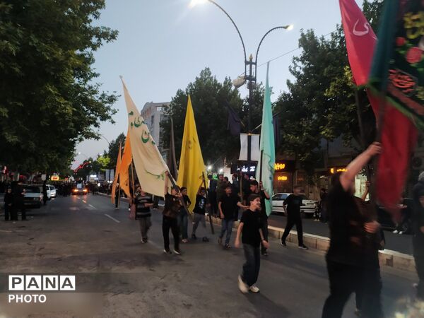 حرکت دسته های عزاداری هیئت شاهزاده قاسم (ع) به سمت زیارتگاه امام زاده سید حمزه 