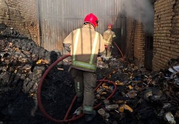 آتش‌سوزی گسترده در مجتمع کارگاهی اسلامشهر؛ مصدومیت یک آتش‌نشان