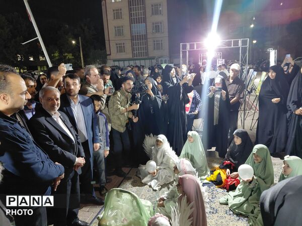 وزیر آموزش و پرورش در جمع دانش آموزان مشهدی ؛ از اقامه نماز تا بازدید از غرفه های دانش آموزی