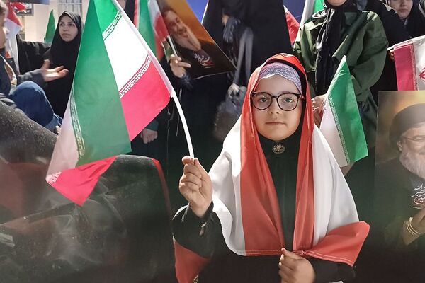 خوشحالی مردم ورامین از پاسخ موشکی ایران به رژیم صهیونسیتی 