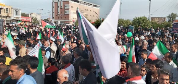 حضور دانش‌آموزان مدرسه نمونه دولتی علی ابن ابی طالب جیرفت در راهپیمایی یوم الله ۲۲ بهمن