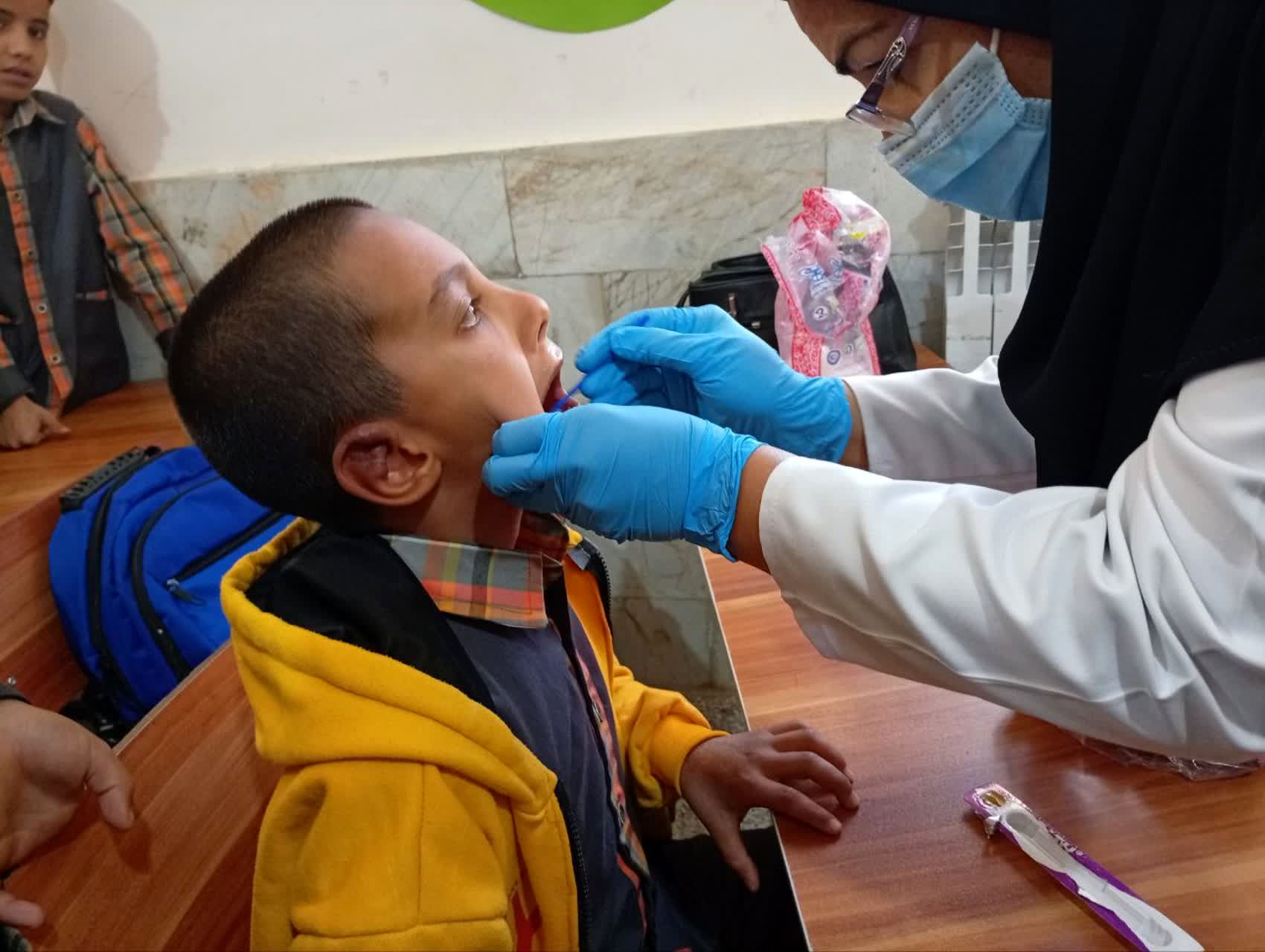 اجرای طرح وارنیش فلوراید در دبستان شهید پسندیده فدافن 