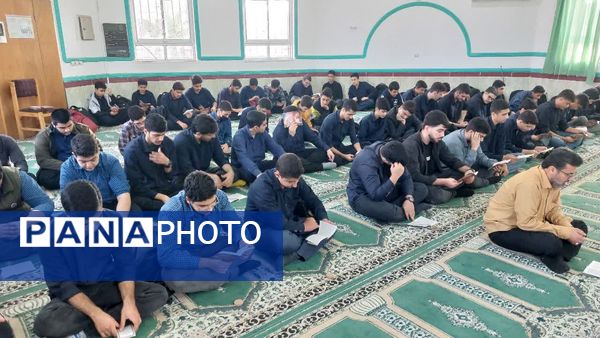 برگزاری نماز جماعت و زیارت عاشورا در دبیرستان شاهد