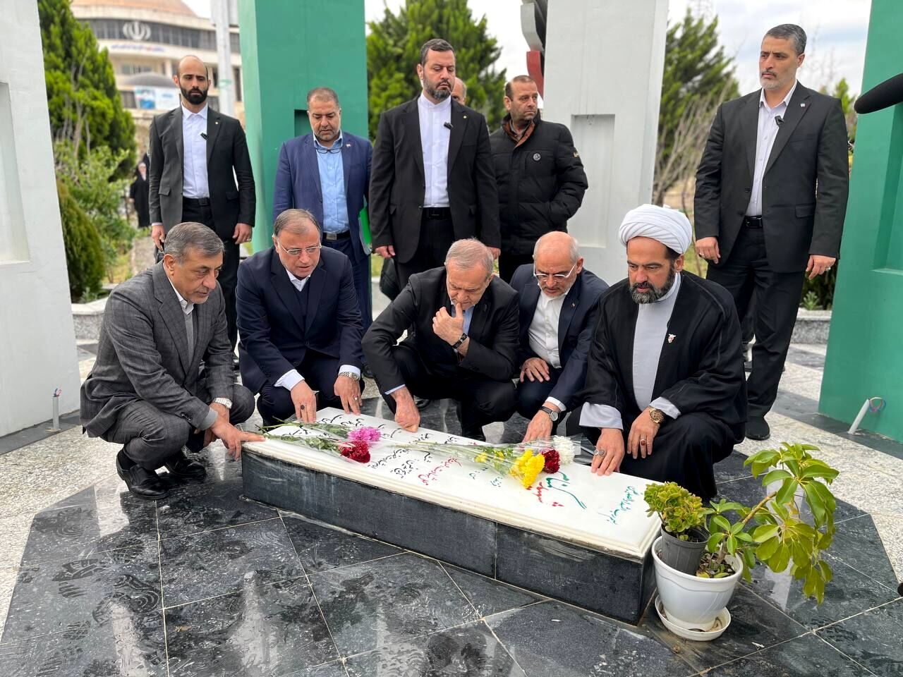  ادای احترام رییس جمهور به مقام شهدای گلستان 
