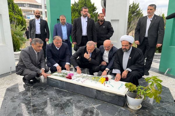  ادای احترام رییس جمهور به مقام شهدای گلستان 