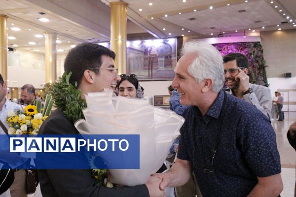 استقبال پرشور از دانش‌آموز مشهدی قهرمان المپیاد جهانی نجوم و اخترفیزیک