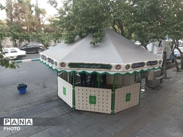 ایستگاه صلواتی دهه اول ماه صفر در مقابل فاطمیه تهران به همت نوجوانان آرمانی برپا شد