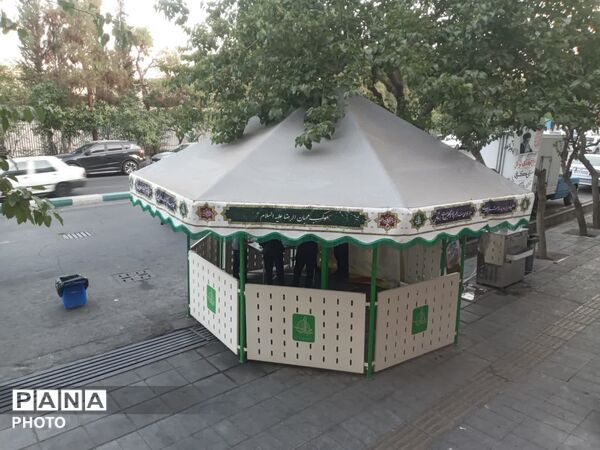 ایستگاه صلواتی دهه اول ماه صفر در مقابل فاطمیه تهران به همت نوجوانان آرمانی برپا شد