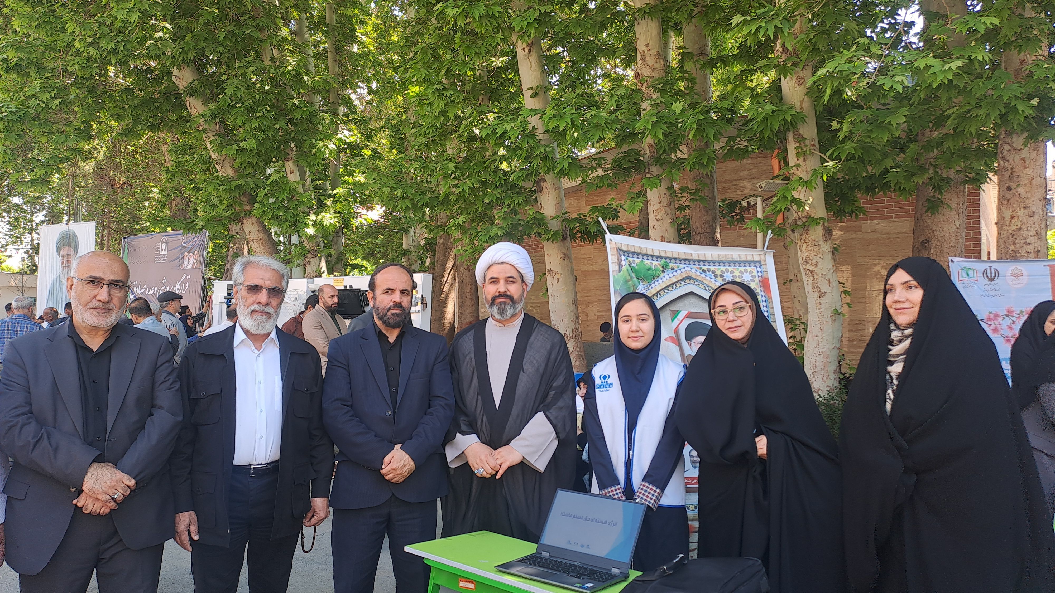 خروش جوانان در مصلی کرج با اجرای سرود و رجزخوانی  دانش‌آموزان در آیین پاسداشت میهن