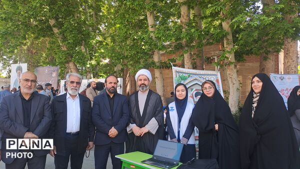 خروش جوانان در مصلی کرج با اجرای سرود و رجزخوانی  دانش‌آموزان در آیین پاسداشت میهن