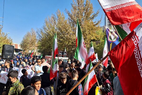 برگزاری راهپیمایی یوم الله ۱۳ آبان با حضور دانش‌آموزان و مسئولین در صفادشت 