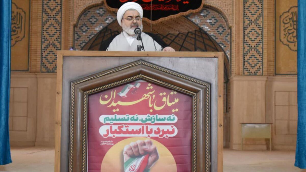 تقویت روحیه انقلابی در نسل نوجوان، حفظ وحدت ملی و ایستادگی در برابر تهدیدها مهم ترین اهداف امروز مسئولین کشور باشد