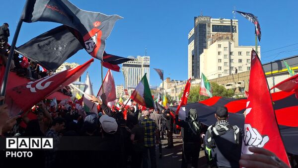 مشهد، در آغوشِ حرم، با رهبر شهید وداع کرد