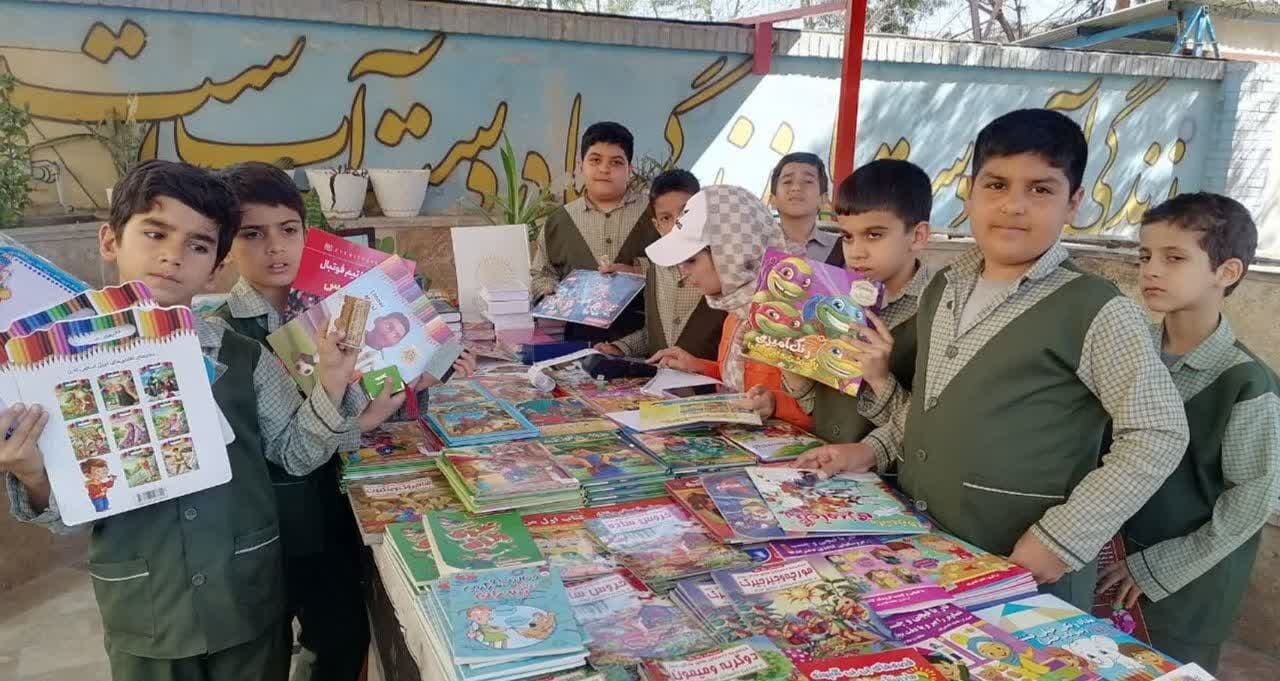 برپایی نمایشگاه کتاب به مناسبت هفته امور تربیتی در دبستان احمد کاظمی بک
