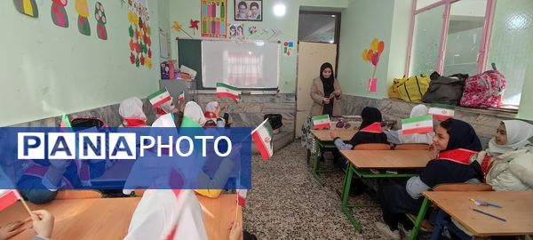 توزیع کتاب « از ایرانمان دفاع می کنیم » در بین دانش‌آموزان پیشتاز مدرسه شهید خاقانی شهرستان شیروان