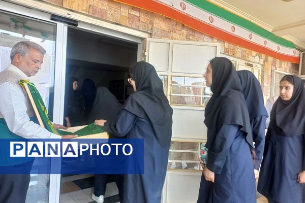 عطر حرم رضوی در دهه کرامت؛ پرچم متبرک امام رضا (ع) در مدرسه سمیه و شاهد فرهنگ