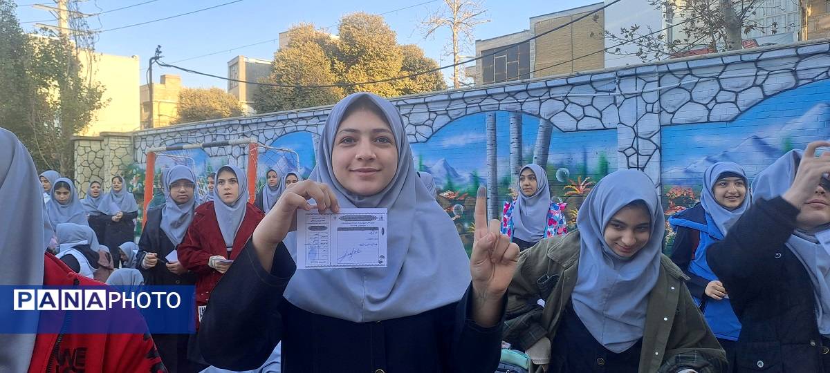 شور و نشاط دانش‌آموزان مدرسه حضرت معصومه (س) ناحیه 4 کرج در انتخابات شورای دانش‌آموزی