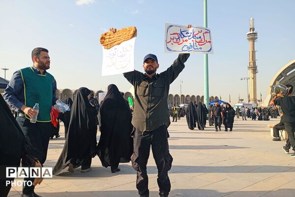 حضور جمعیت و مهمانان ویژه در مراسم وداع با رهبر شهید در مصلی امام خمینی تهران