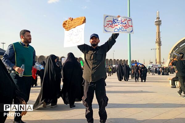 حضور جمعیت و مهمانان ویژه در مراسم وداع با رهبر شهید در مصلی امام خمینی تهران