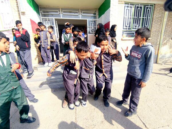 مانور زلزله در دبستان شهید پسندیده فدافن  