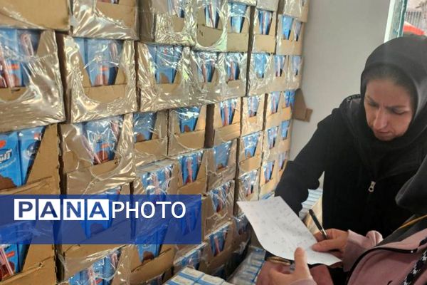 توزیع بسته‌های سلامتی در مدرسه ابتدایی هدی با مشارکت سفیران سلامت