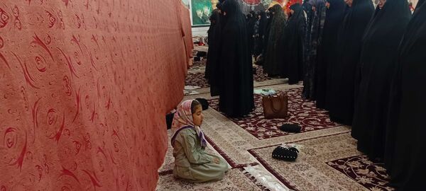 نماز جماعت در شب میلاد حضرت زهرا س در خلیل آباد