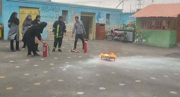 برنامه آموزشی اطفا حریق در مدرسه مهندس رحمانی فرد مشهد