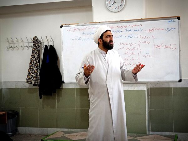 اولین جلسه هدایت تحصیلی دانش آموزان پایه نهمی دبیرستان میثاق
