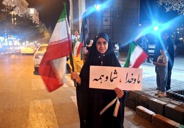 تجمع انقلابی مردم مشهد در میدان محمدیه همزمان با شب شهادت امام صادق (ع)
