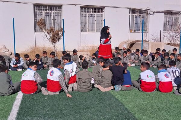 آموزش شرایط اضطراری و پناهگیری در دبستان باقرالعلوم فیروزکوه