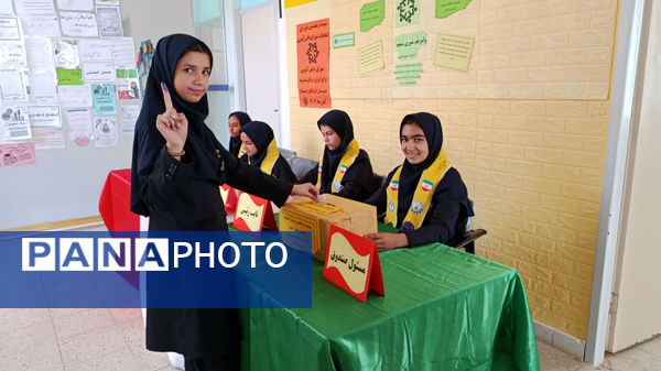 آیین برگزاری انتخابات شورای دانش آموزی در دبیرستان فرزانگان