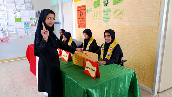 آیین برگزاری انتخابات شورای دانش آموزی در دبیرستان فرزانگان
