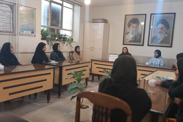 جلسه مدیر با دانش آموزان منتخب پژوهشسرا در دبیرستان شهدای هسته ای قرچک