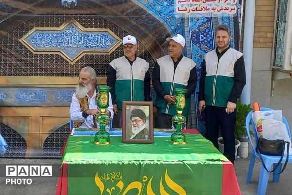 حضور خادمان امام رضا (ع) در حاشیه نماز جمعه و مراسم بدرقه رهبر شهید انقلاب