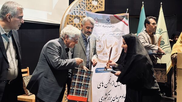 بزرگداشت‌ هفته پیوند و تجلیل از انجمن‌های اولیا و مربیان برتر استان مرکزی در سطح کشور