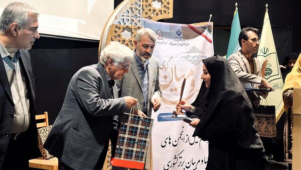 بزرگداشت‌ هفته پیوند و تجلیل از انجمن‌های اولیا و مربیان برتر استان مرکزی در سطح کشور