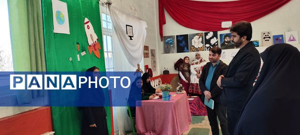 افتتاح نمایشگاه مدرسه انقلاب دبیرستان بهارآزادی 