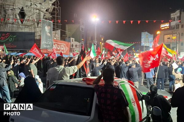 حضور دانش‌آموزان دبستان ملاصدرا در اجتماع سراسری و همخوانی سرود «باید برخاست»